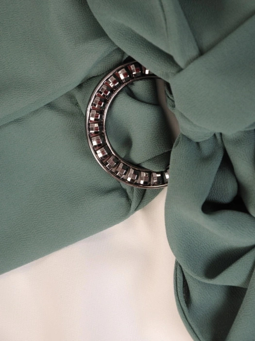 Zielono-biała prosta sukienka midi na wesele – optycznie wyszczuplające przeszycia i ozdobne wiązanie 33081