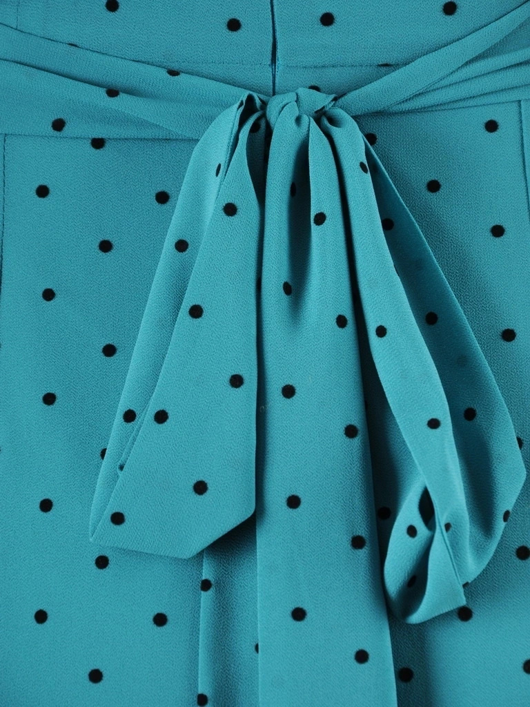 Turkusowa sukienka wizytowa midi w groszki – rozkloszowany krój z ozdobnymi kontrafałdami 35686