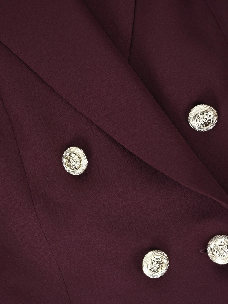 Elegancki garnitur damski na wesele śliwkowy – kobiecy fason ze spodniami z kantem i ozdobnymi guzikami 42502