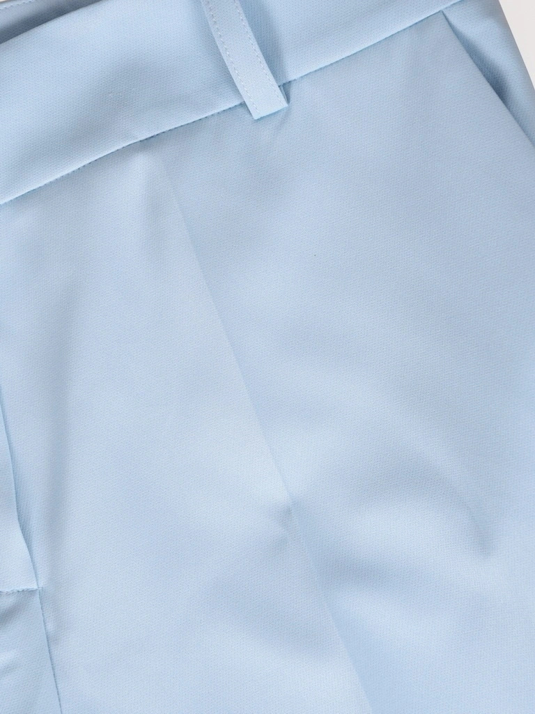 Błękitny garnitur damski na wesele ze spodniami – prosty fason z rozszerzaną nogawką modelujący sylwetkę 41489