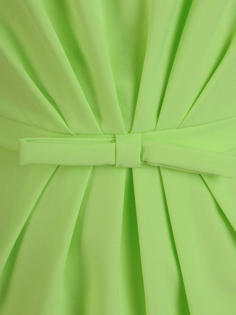Elegancka zielona sukienka midi o prostym kroju – kobiece marszczenie z kokardą dodające wdzięku 2903