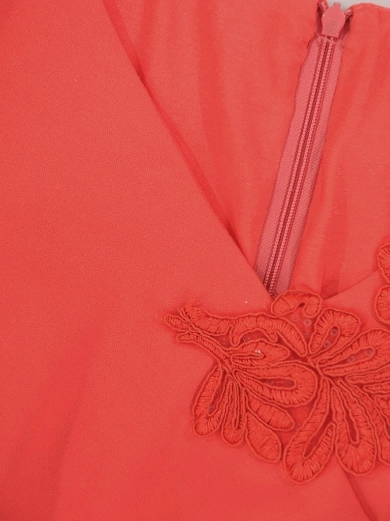 Koralowa sukienka wizytowa o prostym kroju z rękawem 3/4 – koronkowe wstawki i modelujące sylwetkę przeszycia 28335