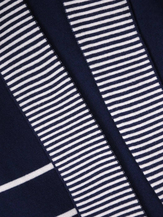 Granatowy sweter damski w paski o prostym kroju – praktyczny model 2w1 tuszujący biodra 38676