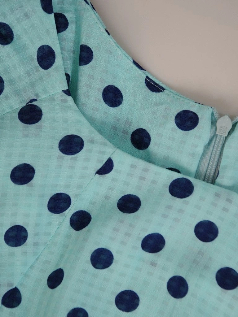 Elegancka sukienka midi w groszki z krótkim rękawem – prosty fason modelujący sylwetkę 10629