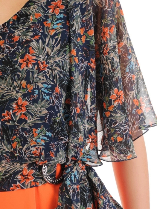Wizytowa sukienka prosta na wesele w kwiaty – ozdobne wiązanie z klamrą wysmuklające sylwetkę 33390