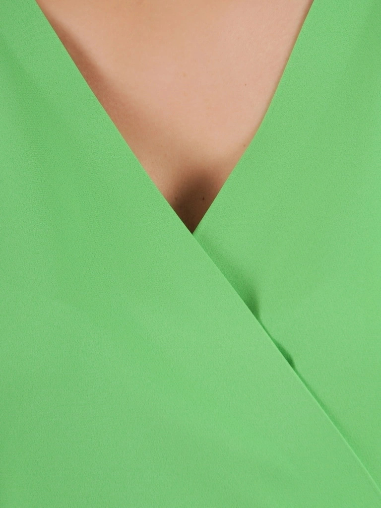 Zielona sukienka wizytowa o prostym fasonie – wysmuklający dekolt z biżuteryjnym akcentem w talii 36078