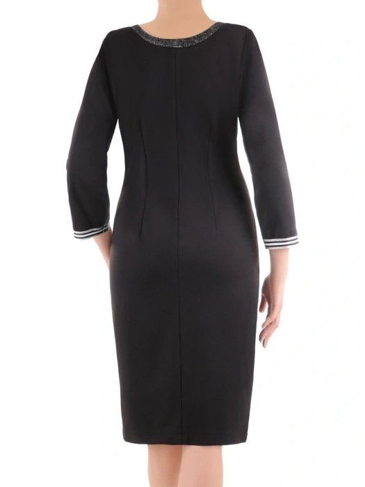 Elegancka sukienka do pracy w pepitkę midi – prosty fason z ozdobnymi mankietami 35534