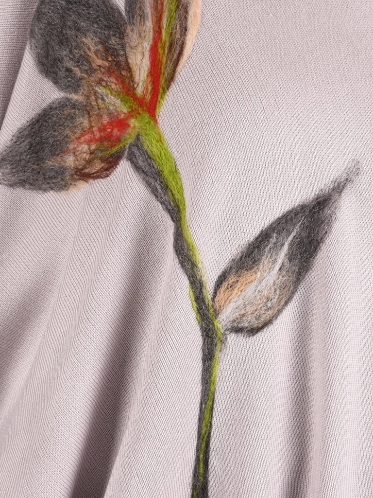Szary szal damski w kwiaty i liście z frędzlami – miękki dodatek do jesiennych stylizacji 42169