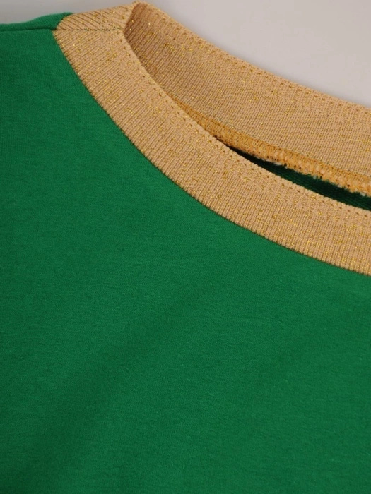 Bawełniana sukienka dzianinowa w kolorze zielonym – wygodny prosty fason ze złotym akcentem 25742