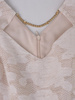 Sukienka ozdobiona łańcuszkiem Kalina II, modna kreacja z biżuteryjną wstawką.