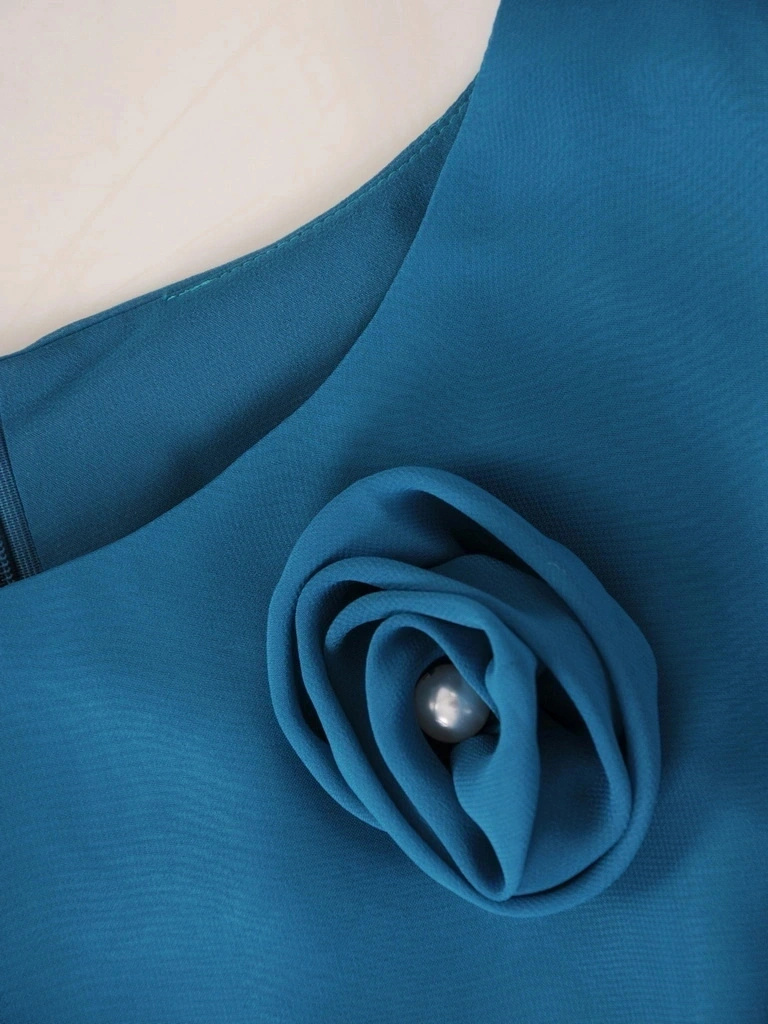 Elegancka zielona sukienka rozkloszowana maxi – kobiecy fason z efektownym rozcięciem 38657