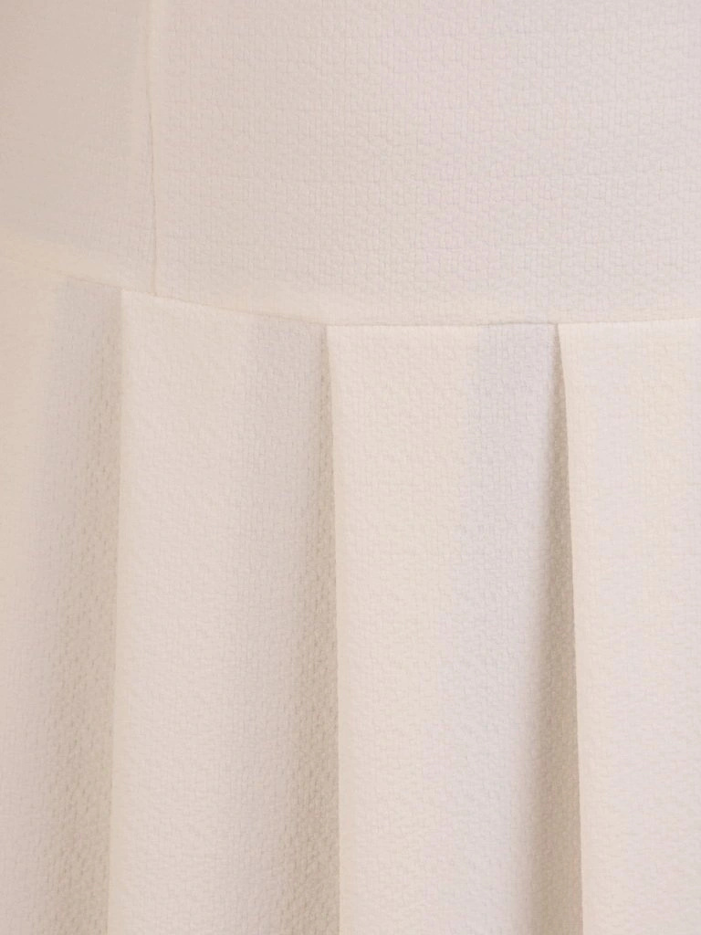 Elegancka sukienka rozkloszowana midi biało-błękitna – modelujący talię krój z plisami 26000
