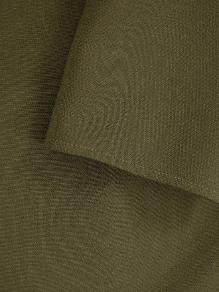 Elegancka oliwkowa sukienka prosta midi – wyszczuplające przeszycia i ozdobny dekolt 40825