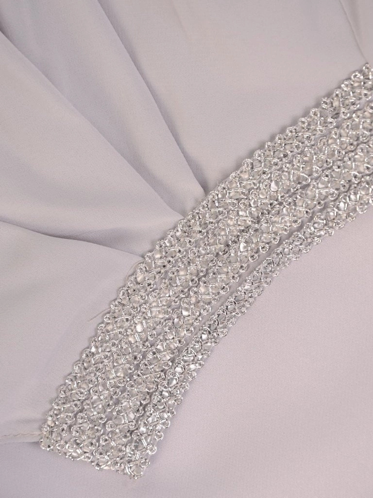 Elegancka popielata sukienka wizytowa na wesele – zwiewna narzutka wysmuklająca sylwetkę 26327