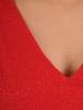 Czerwona sukienka rozkloszowana z błyszczącą górą – elegancka kreacja midi z dekoltem serek 23084