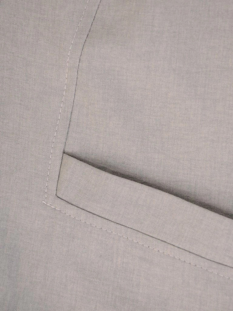 Elegancka rozkloszowana sukienka w kolorze cappuccino – kieszenie i modelujące talię przeszycia 29020