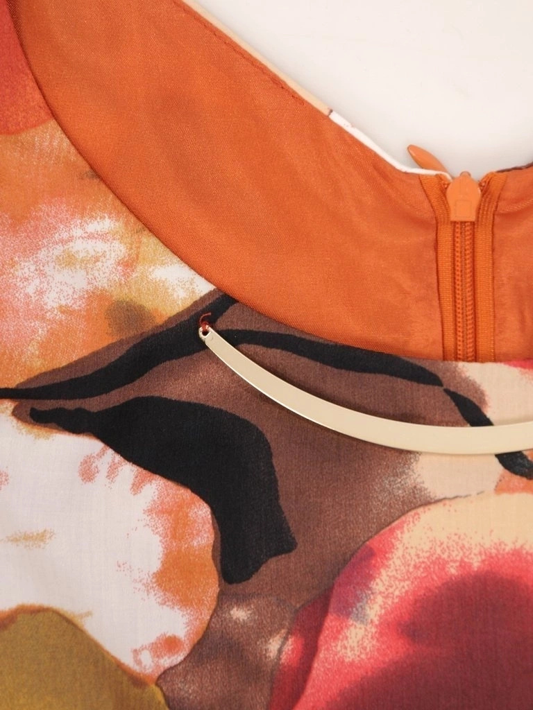 Elegancki kostium damski na wesele w kwiaty – bawełniany fason z wyszczuplającymi wstawkami 30528