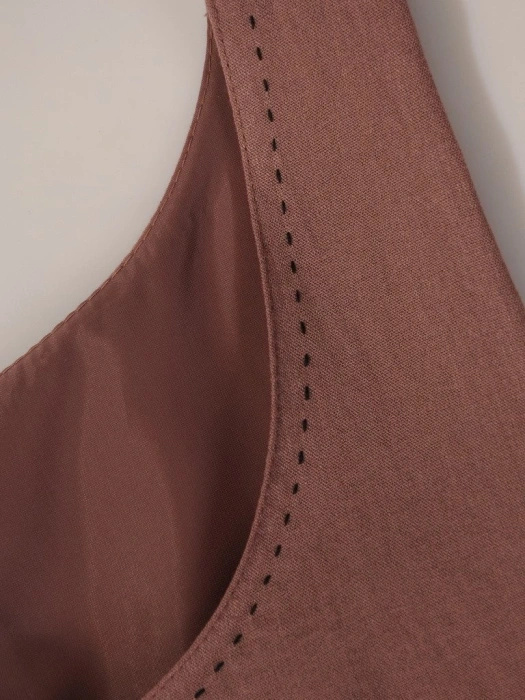 Elegancka sukienka midi o prostym kroju w odcieniu jasnego brązu – modelujące sylwetkę pionowe przeszycia 11454