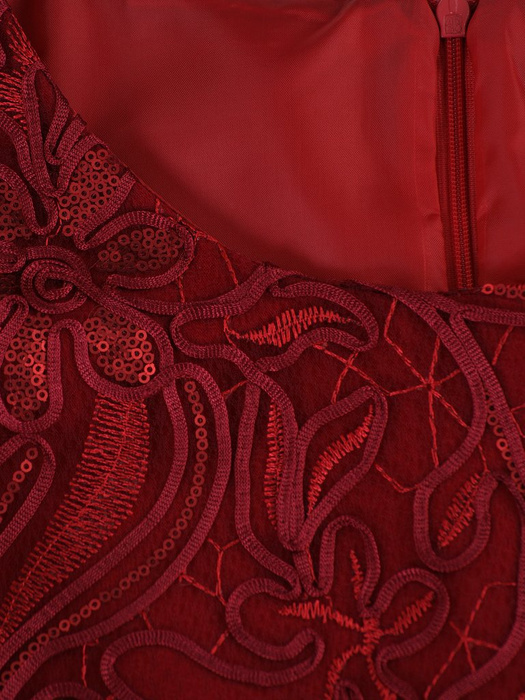 Elegancka sukienka z przepięknym zdobieniem Palmira II, kreacja wykończona gipiurą.