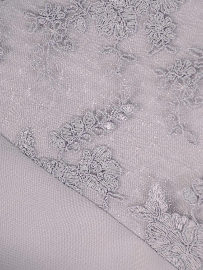 Elegancka szara sukienka midi z dekoracyjną broszką – prosty fason z koronkowym rękawem 3/4 25883