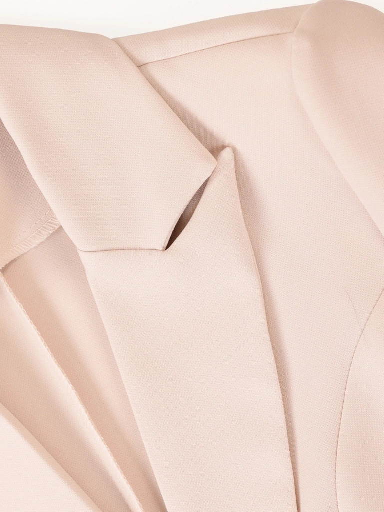 Elegancki żakiet damski do sukienki kremowy – prosty fason z rękawem 3/4 i guzikiem 40038
