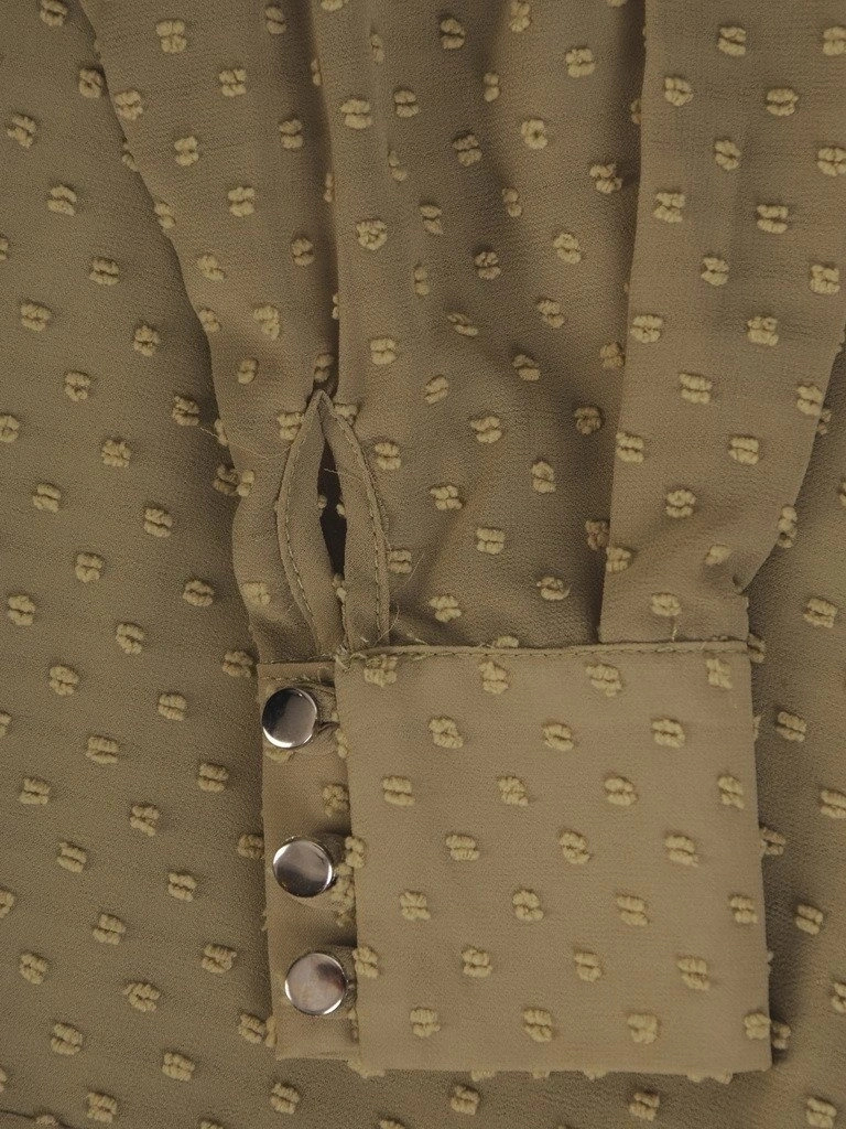 Elegancka oliwkowa sukienka w grochy do pracy – lekko zwiewny krój z ozdobnym żabotem 21083