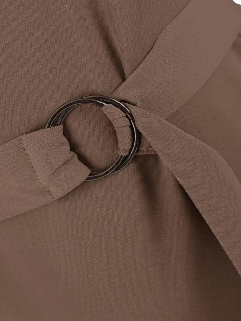 Elegancka sukienka do pracy midi prosta w kolorze mokka – stylowy fason z paskiem podkreślającym talię 40409