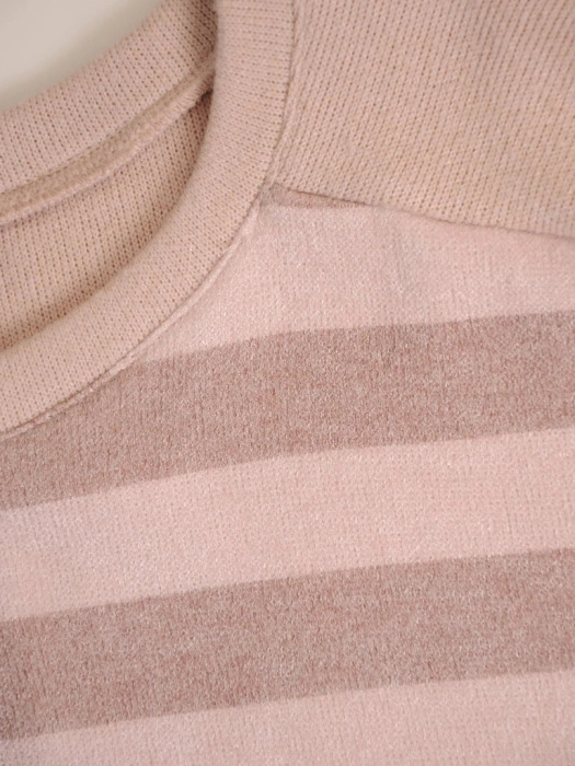 Elegancki sweter damski w paski o prostym kroju – wstawki wyszczuplające na chłodne dni 34826