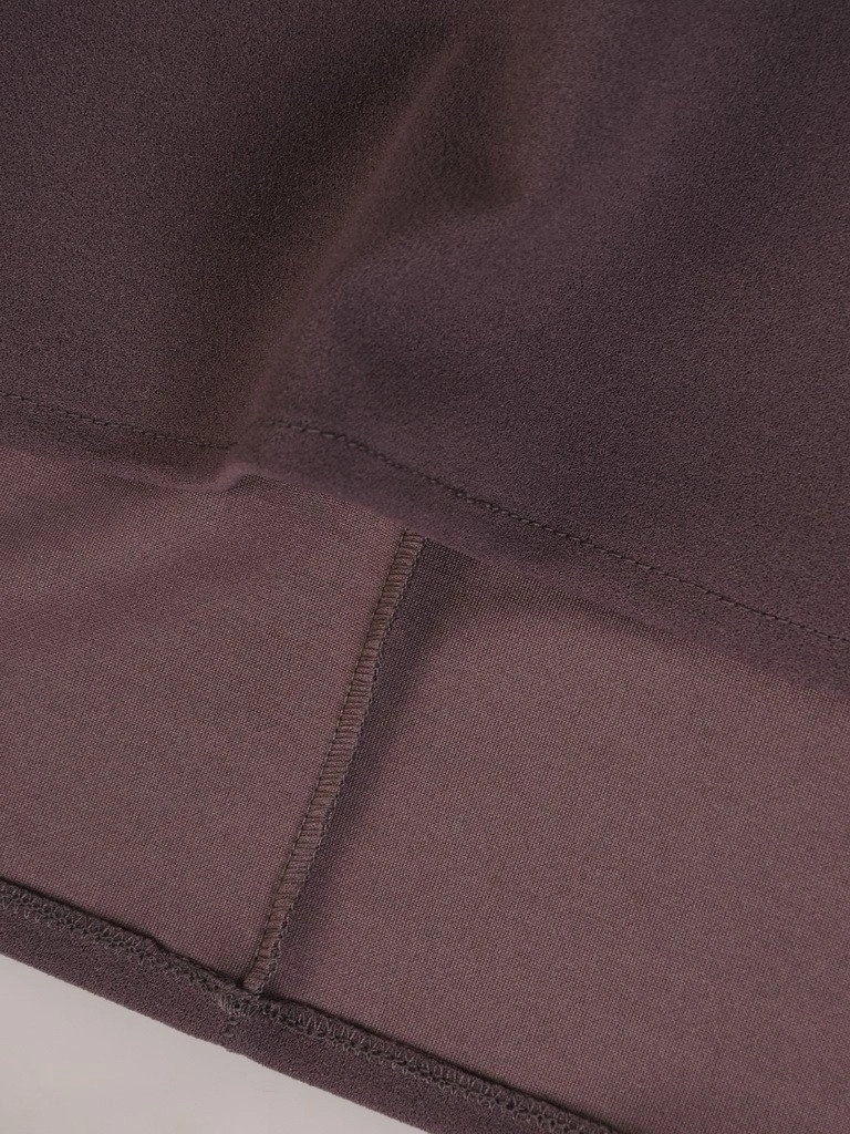 Dzianinowa sukienka trapezowa w odcieniu cappuccino – tuszujący krój z kobiecym dekoltem łódka 20594