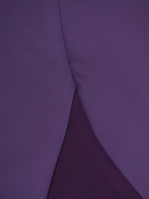 Elegancka sukienka wizytowa midi o prostym kroju – fioletowy fason z rozcięciem modelujący sylwetkę 19621
