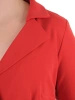 Czerwona sukienka kopertowa z kołnierzykiem i guzikami – elegancki model midi subtelnie wysmuklający sylwetkę 35124