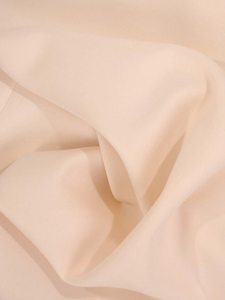 Elegancka kremowa sukienka maxi z dekoltem serek – prosty fason z wyszczuplającymi zaszewkami i rozcięciem 30164