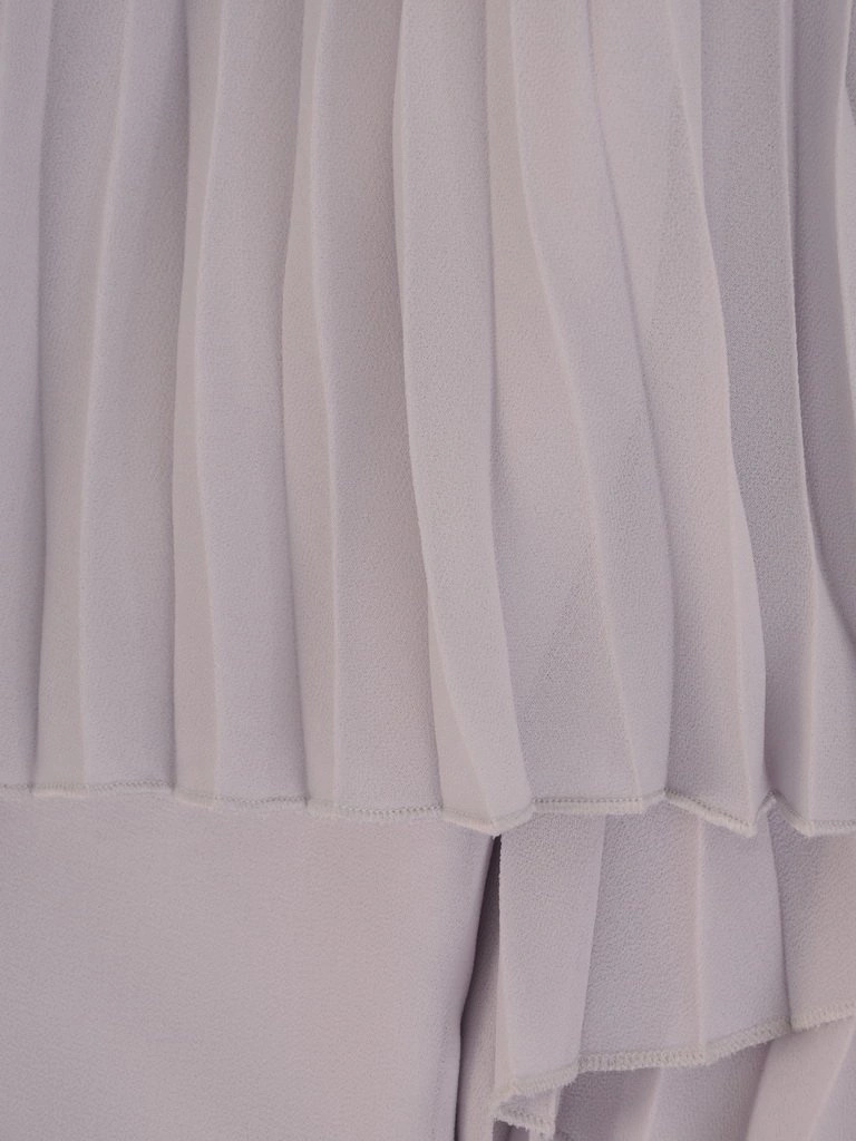 Szara elegancka sukienka midi na wesele – prosty fason ze zwiewną narzutką modelujący sylwetkę 26406