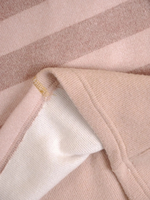 Elegancki sweter damski w paski o prostym kroju – wstawki wyszczuplające na chłodne dni 34826