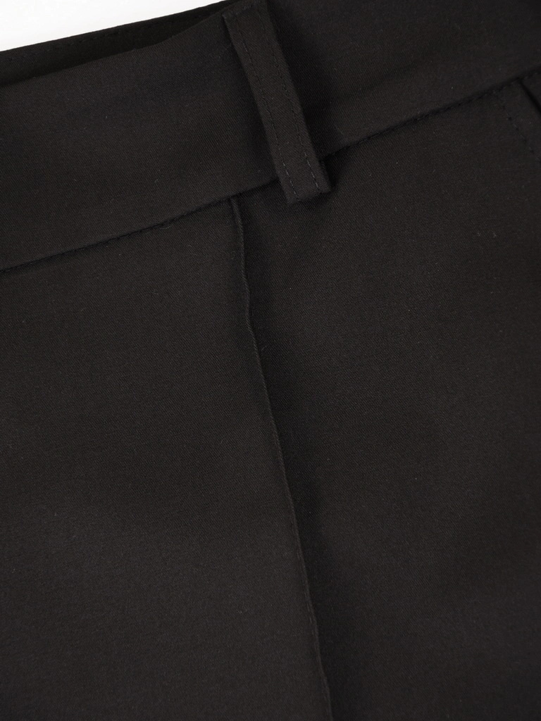 Czarne eleganckie spodnie damskie w kant – prosty fason z kieszeniami modelujący sylwetkę 40669
