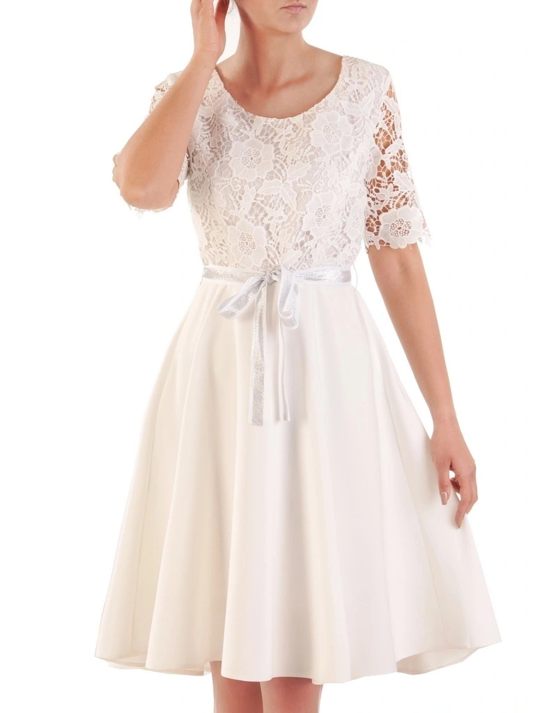 Elegancka biała sukienka rozkloszowana midi w kwiaty – kobiecy krój modelujący sylwetkę 33507