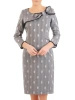 Szara sukienka midi w groszki do pracy – wysmuklający prosty fason z elegancką kokardą 31244