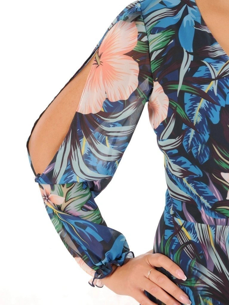Niebieska rozkloszowana sukienka maxi w kwiaty – zwiewny fason z wiązaniem modelujący sylwetkę 30017