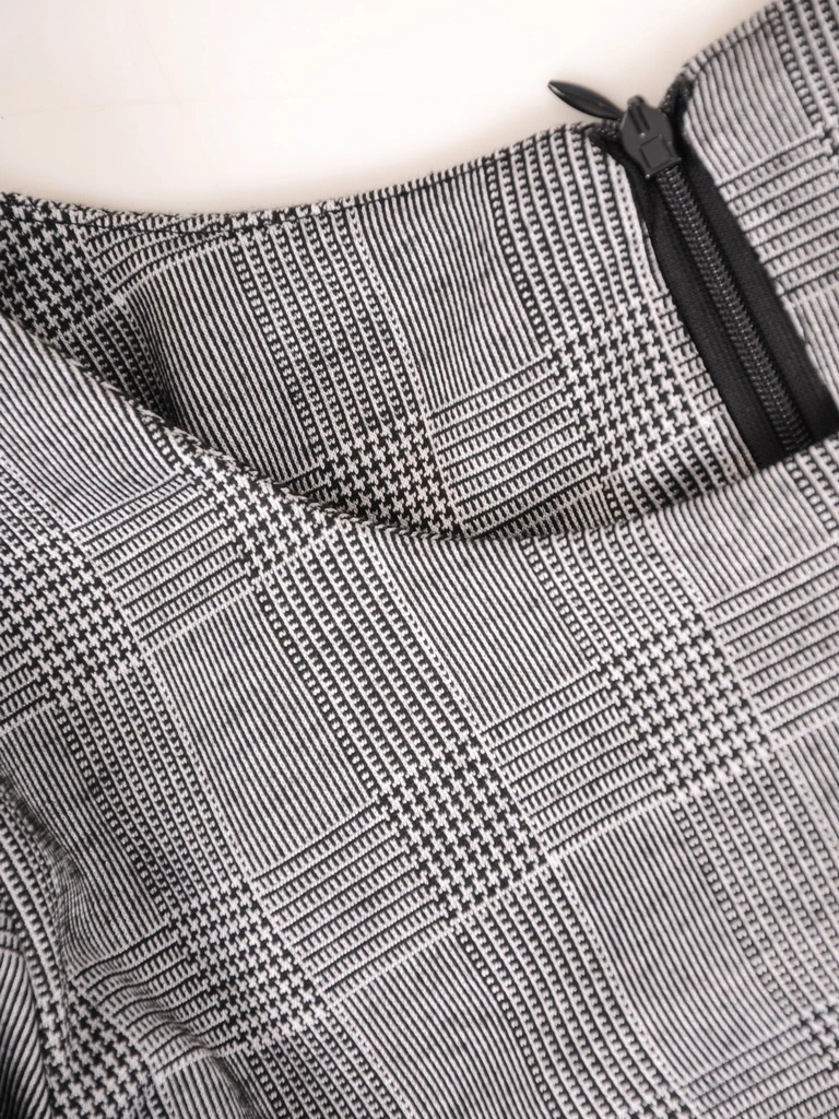Elegancki kostium damski ze spodniami w kratę – prosty krój z ozdobnymi klamrami 37351