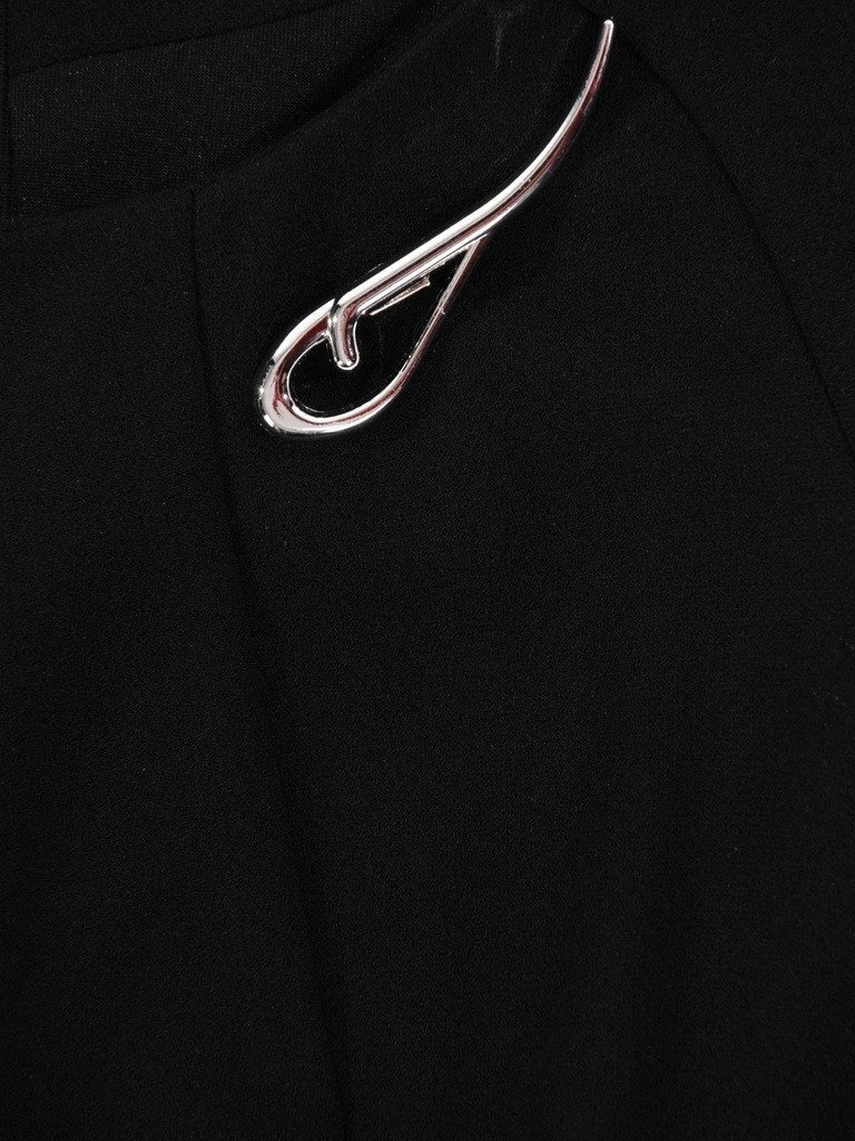 Elegancka czarna sukienka trapezowa midi z rękawem 3/4 – ozdobna kontrafałda i stylowa broszka 19104