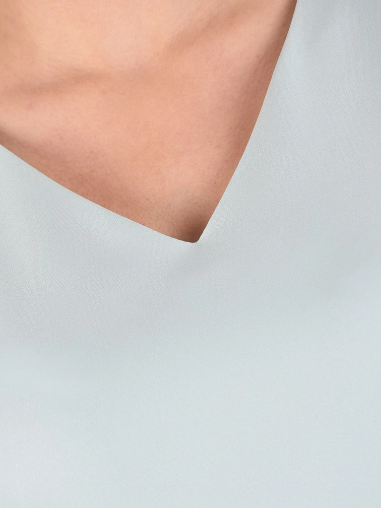 Klasyczna miętowa sukienka letnia z dekoltem serek – prosty fason midi podkreślający sylwetkę 41790