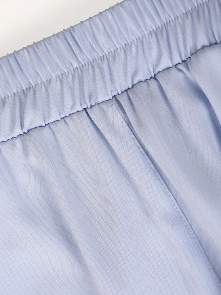 Elegancki błękitny komplet damski ze spodniami na wesele – wiązanie w talii i ozdobne falbany 41327