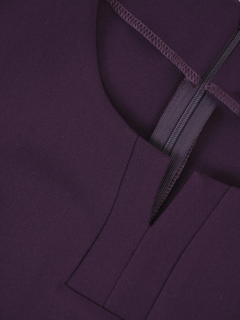 Elegancka fioletowa sukienka wizytowa midi o prostym kroju – wyszczuplające przeszycia i rękaw 3/4 42594