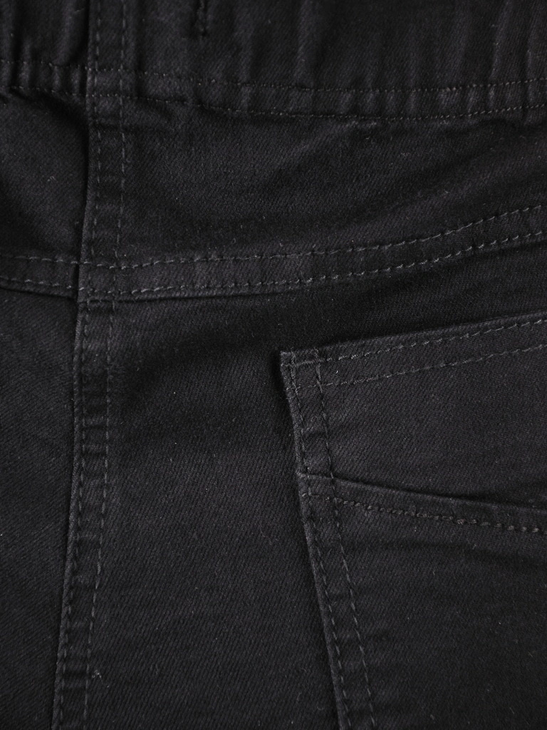 Czarne spodnie jeansowe damskie o prostym kroju – elastyczna gumka w pasie wysmuklająca sylwetkę 38916