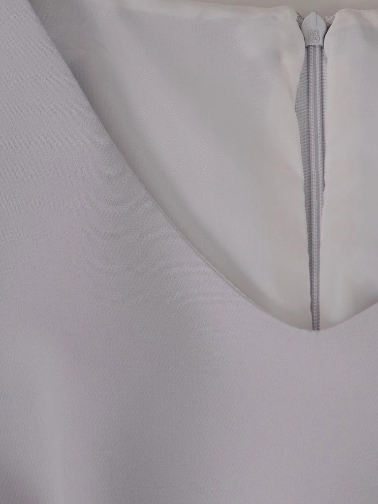 Elegancka szara sukienka midi z dekoltem w serek – prosty fason wysmuklający sylwetkę 15307