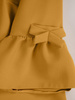 Musztardowa sukienka z marszczonymi mankietami 18660, elegancka kreacja wizytowa.