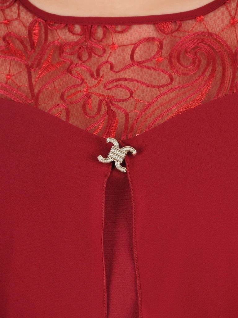 Elegancka bordowa sukienka wieczorowa na święta – prosty krój z narzutką wysmuklający sylwetkę 35136