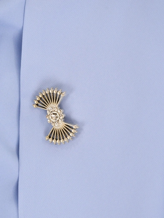 Stylowy błękitny komplet z prostym żakietem i eleganckimi spodniami – z paskiem modelującym talię, doskonały na uroczystości 41910