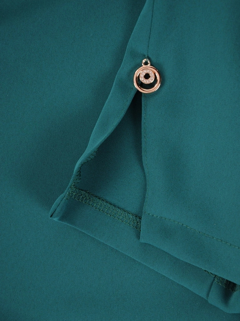 Zielona sukienka biurowa z dekoltem łódka – prosty fason z efektownymi rozcięciami na rękawach 38808