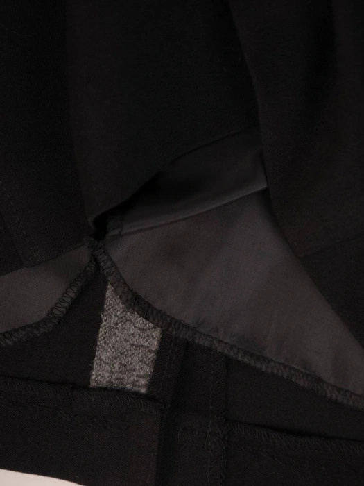 Elegancka czarna spódnica midi o prostym fasonie – modelująca sylwetkę z zakładanym rozcięciem 29305